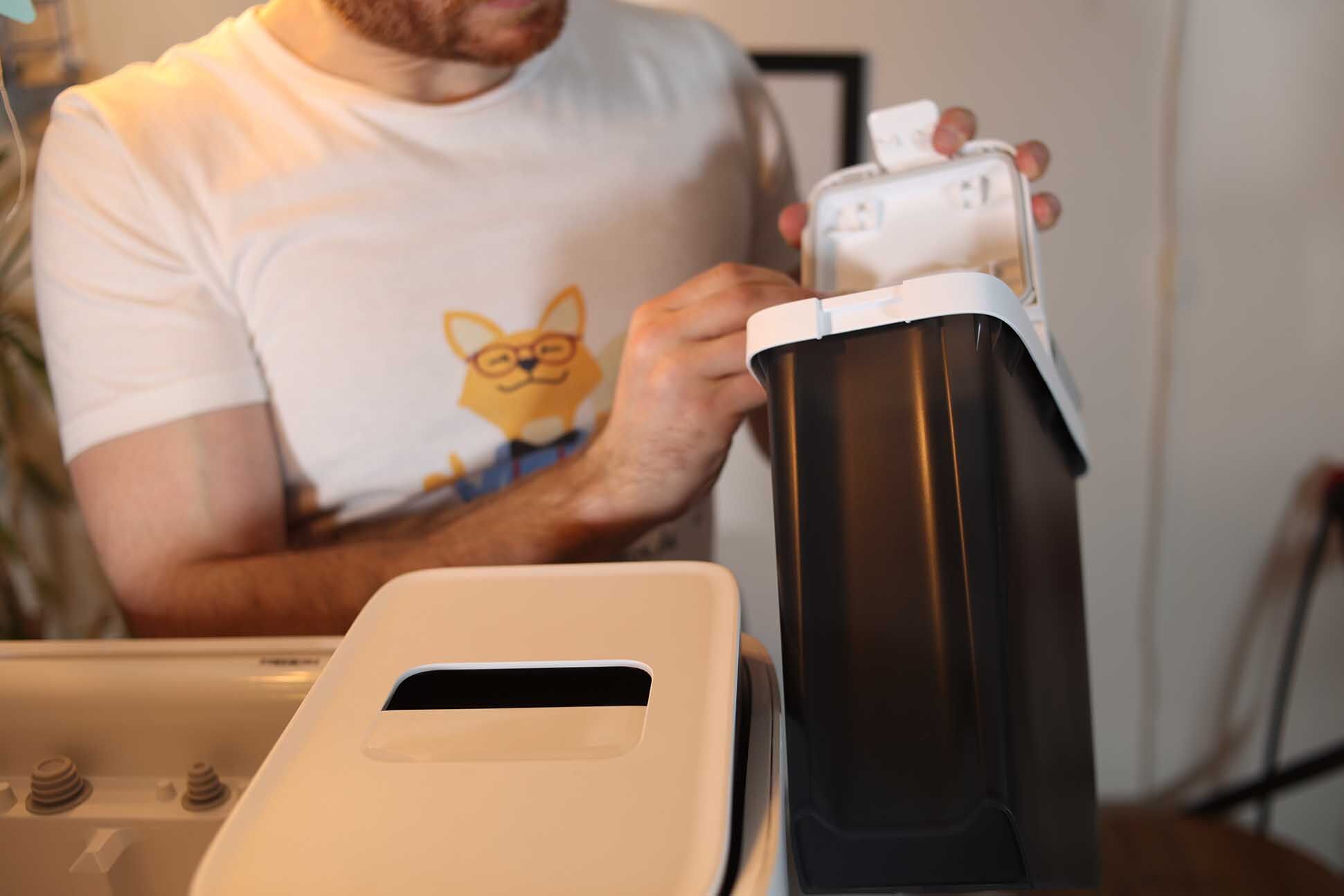 С ультрастанции Roborock S8 Pro снимается емкость с водой.